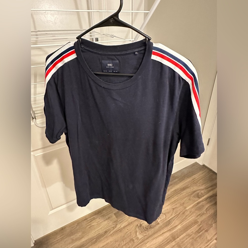 Lightly used men fashion t shirt M